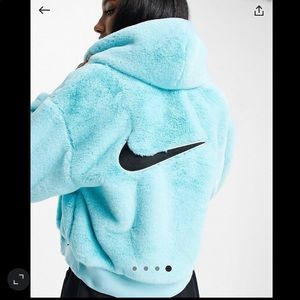 BRAND NEW NIKE FAUX FUR JACKET Size: LARGE